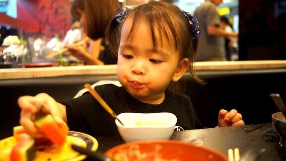 亚洲儿童在餐厅用餐