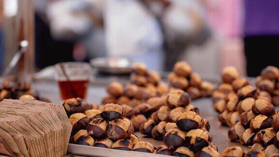 伊斯坦布尔最受欢迎的街头食品:手推车烤玉米和栗子