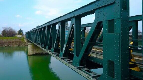 现代耐用的钢桥横跨河流