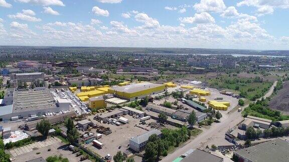 现代化工厂鸟瞰图横跨一座现代化工厂现代化工厂的外观