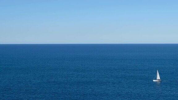 蓝色海洋中的白色游艇帆船