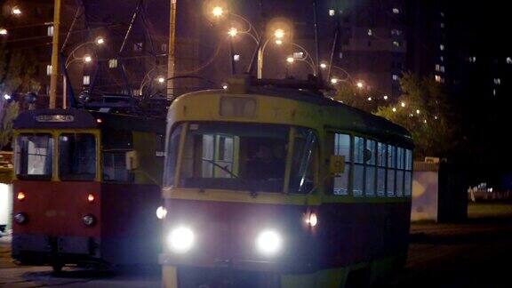晚上有轨电车在车站