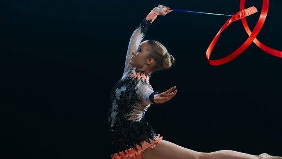 艺术体操运动员精彩的丝带表演慢镜头