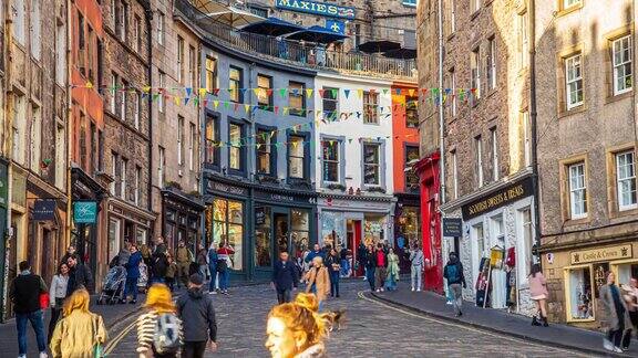 英国苏格兰爱丁堡老城区维多利亚街周围的人群行人和游客步行和观光彩色商店的时间推移