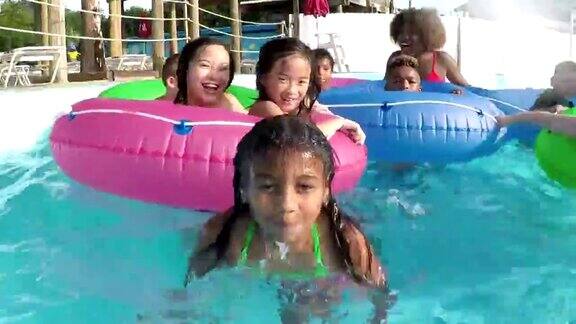 混血女孩和朋友们在懒河的水上公园