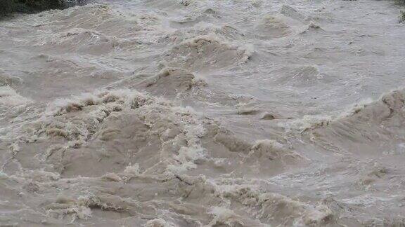 大雨过后塞里奥河涨了起来贝加莫省意大利北部