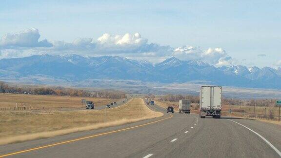 FPV:沿着繁忙的多车道高速公路驶向落基山脉