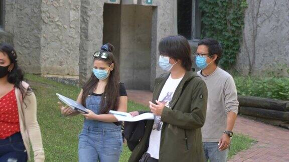 学生戴着口罩在校园里
