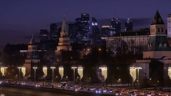 莫斯科的历史和现代建筑夜晚克里姆林宫和摩天大楼