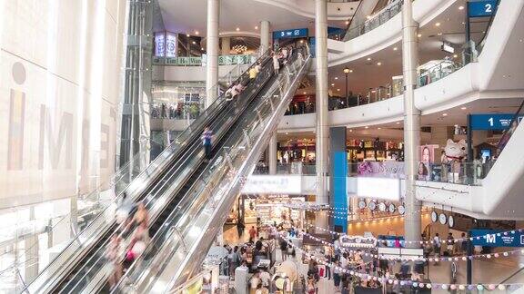 时间流逝:人们挤在购物中心