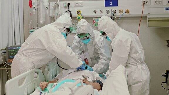 医生团队在重症监护室查看病人的情况
