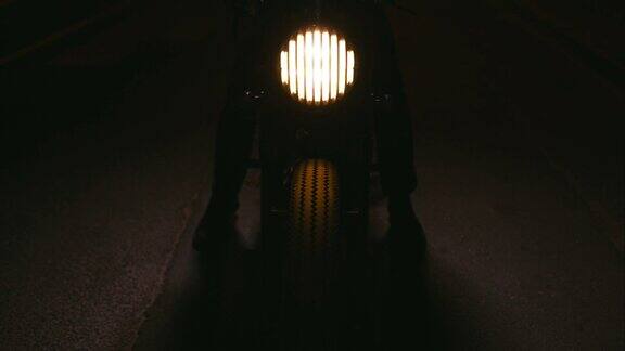 高清平移拍摄的摩托车转弯的灯光定制咖啡赛车摩托车