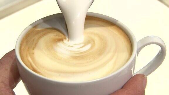 咖啡师制作咖啡杯的特写