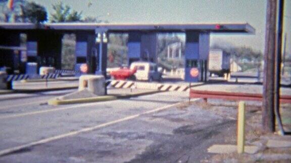 1972年:吉普车拖着6轮越野车通过边境
