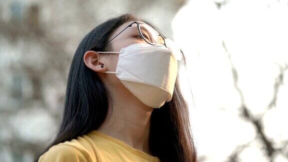 患有咳嗽的女孩戴着空气污染口罩