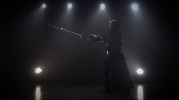 剑道大师用武士刀来练习武术慢动作