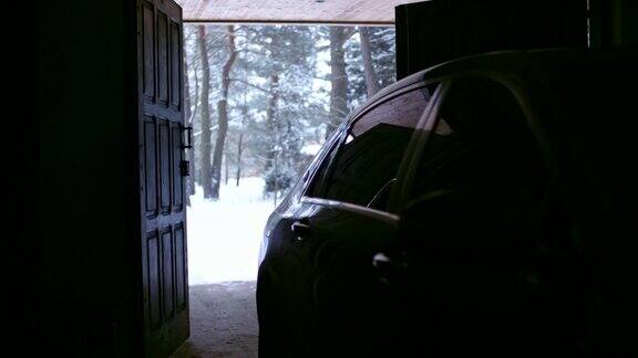 打开车库汽车内部冬天的风景