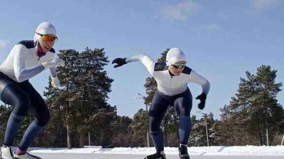 女子开始速度滑冰比赛