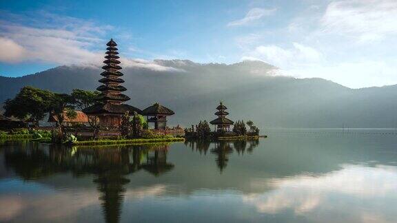 印度尼西亚北巴厘岛贝拉坦湖上的普拉乌伦达努布拉坦寺