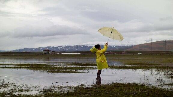 在雨中快乐