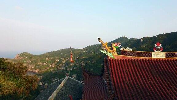 寺庙屋顶与旗帜前废弃村庄中国