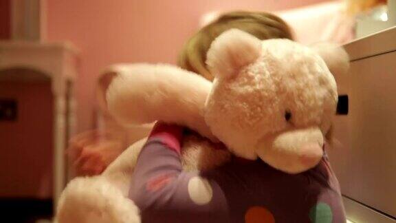 穿着睡衣拥抱泰迪熊的女孩