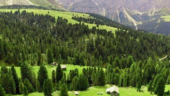 在Dolomites有绿色山丘的PassodelleErbe鸟瞰