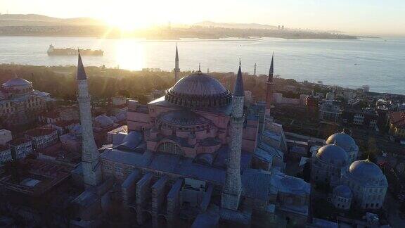 黎明时分无人机拍摄的伊斯坦布尔圣索菲亚博物馆和蓝色清真寺