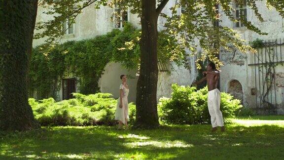 高清多莉:在城堡公园的芭蕾舞表演