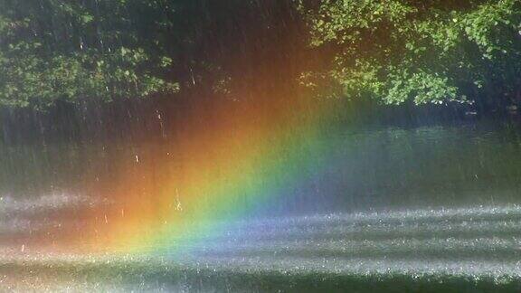 大雨中显现的彩虹