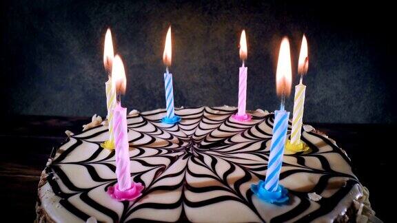 生日蛋糕上的蜡烛特写