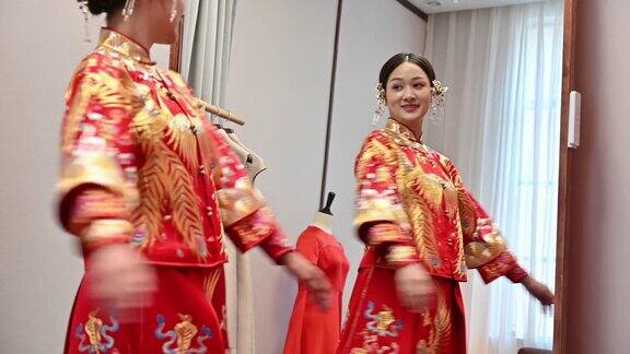 年轻的中国新娘看着镜子里的自己