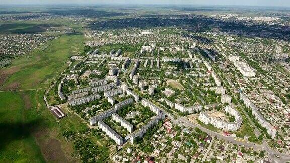 从空中拍摄的科尔森在东欧的公寓和绿色公园