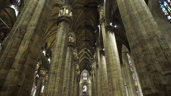 高耸的大理石雕刻柱照亮了大教堂的天花板米兰意大利