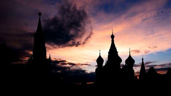 美丽的日落在莫斯科历史中心红场和克里姆林宫塔的剪影