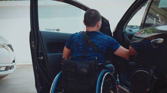 残疾人依靠自己一个坐轮椅的人自己下车