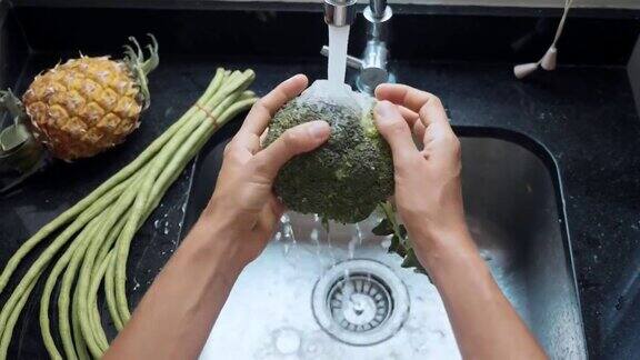 特写女人的手在厨房洗花椰菜