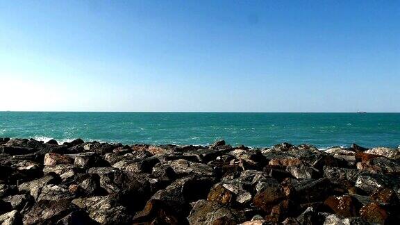 迪拜海岸美丽海浪的慢镜头