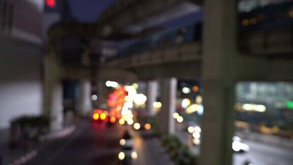 曼谷繁忙街道上模糊不清的交通灯