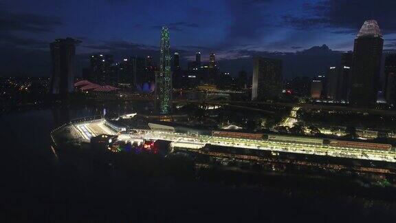 黄昏时分照明新加坡著名的滨海湾航拍全景图