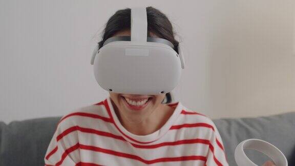 年轻女性佩戴VR头显在家中客厅体验模拟数字世界