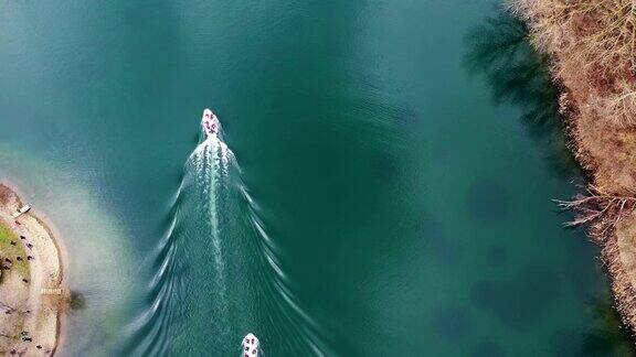 无人机俯视图摩托艇在湖上航行