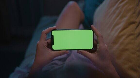 女人晚上用绿屏手机