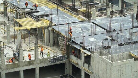 大型住宅建筑工地有工人Сonstruction起重机升降机支撑结构工业整体结构