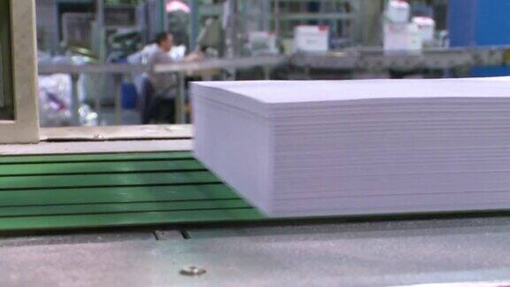 这台造纸机把纸裁成A4纸格式纸生产