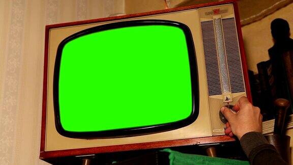旧电视与绿色屏幕复古电视在一个旧内部与绿色屏幕
