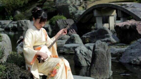 NTSC:女子在日本花园里玩三味线(视频)