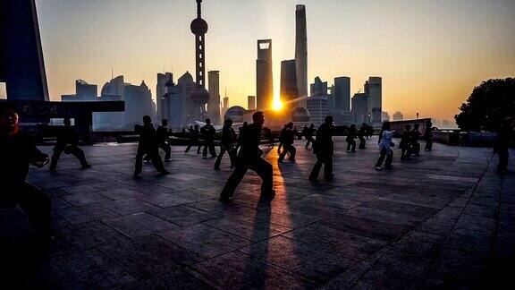 中国上海2015年11月28日:清晨人们在上海外滩打太极拳