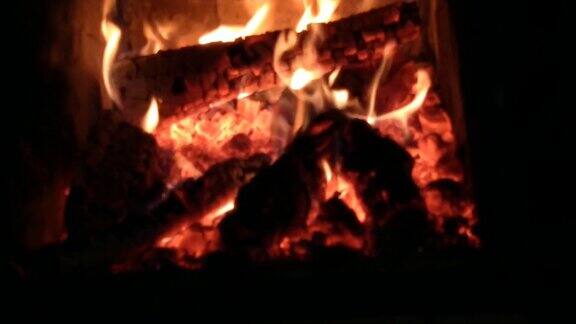 冬夜在温暖的壁炉旁