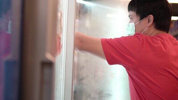 一名男子徒手打开超市的冰箱